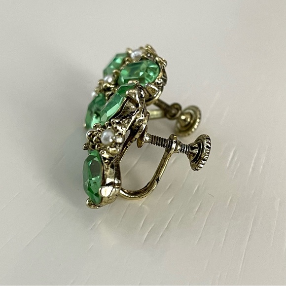Vintage green glass & faux pearl cluster goldtone screwback earrings GLOWS - Picture 4 of 12